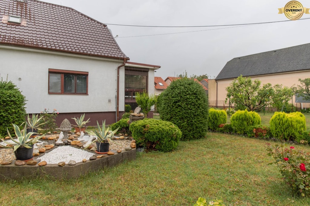 NA PREDAJ priestranný rodinný dom s dvomi byt. jednotkami v Rovinke 2