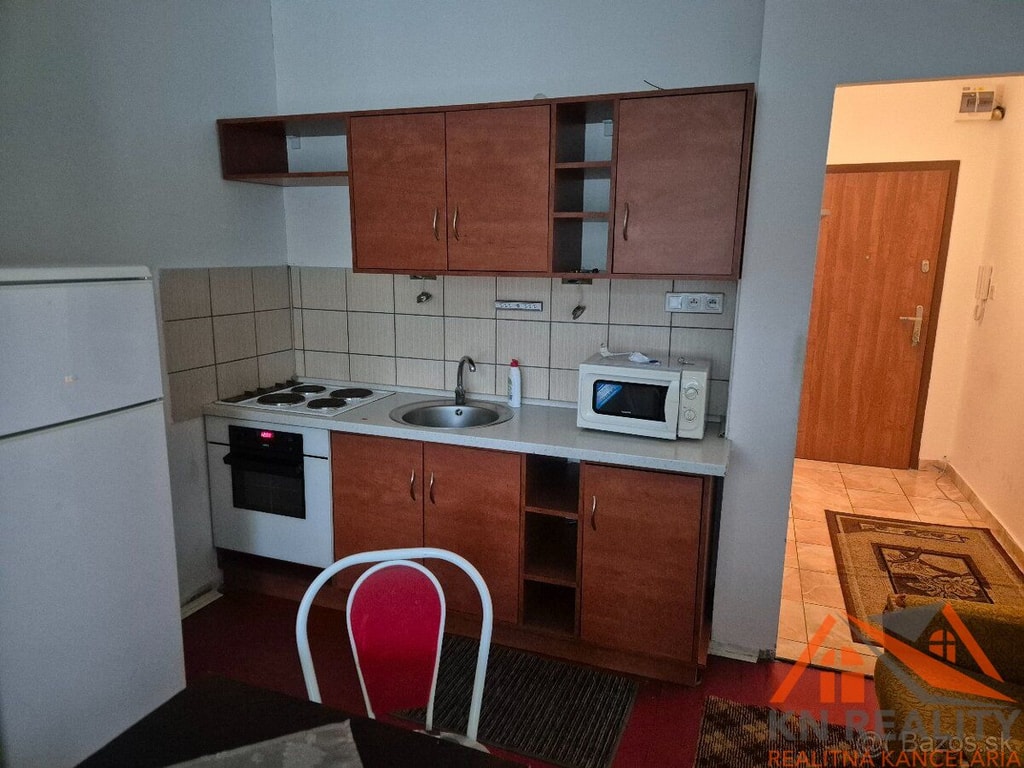 Na predaj veľká garsónka s balkónom Komárno! 5