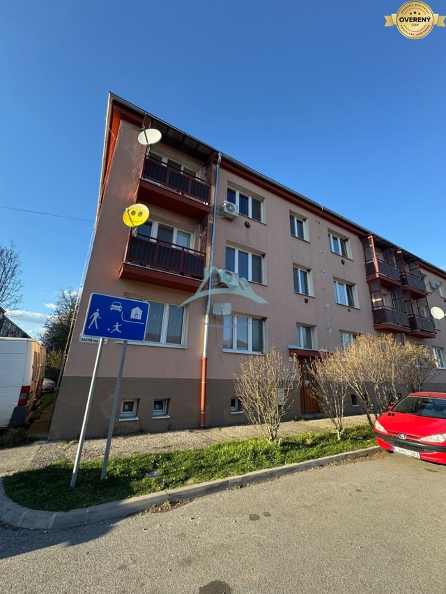 Na predaj 3 izbový byt na prízemí v centre mesta Šahy.
