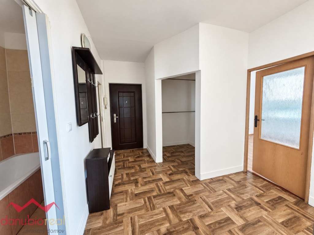 Čiastočne prerobený 3-izbový byt na prenájom, Komárno.