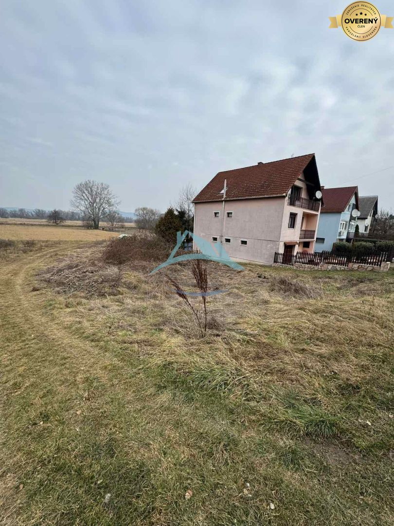 Rovinatý stavebný pozemok 850 m² v obci Hont s IS na hranici 2