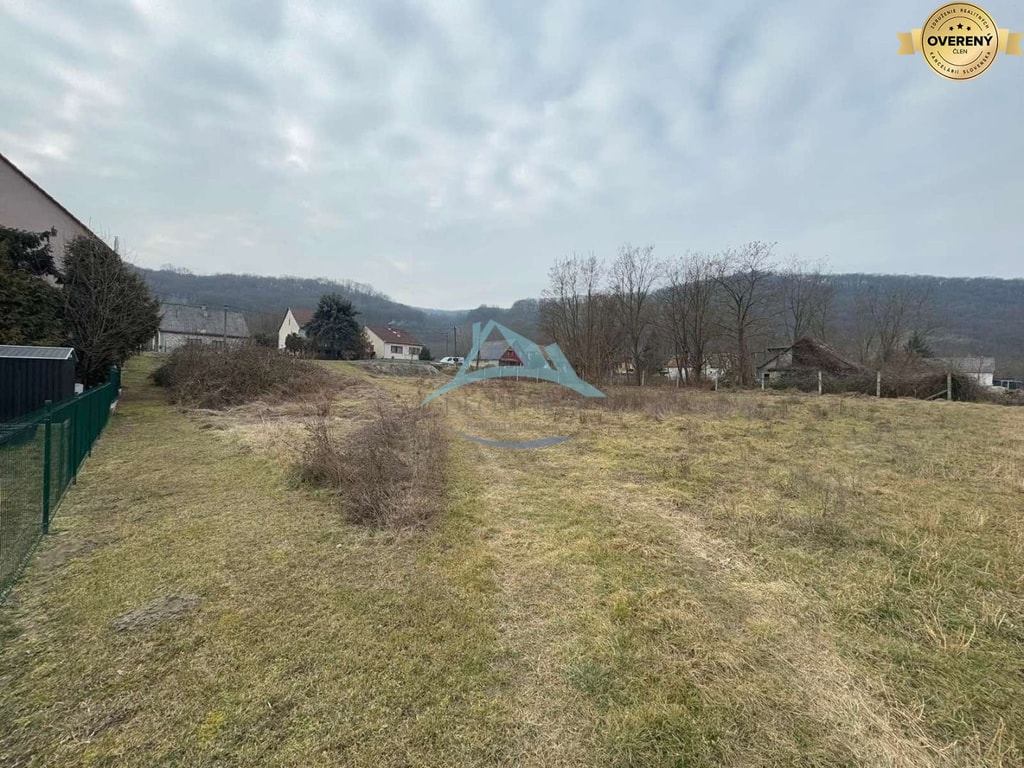 Rovinatý stavebný pozemok 850 m² v obci Hont s IS na hranici 4