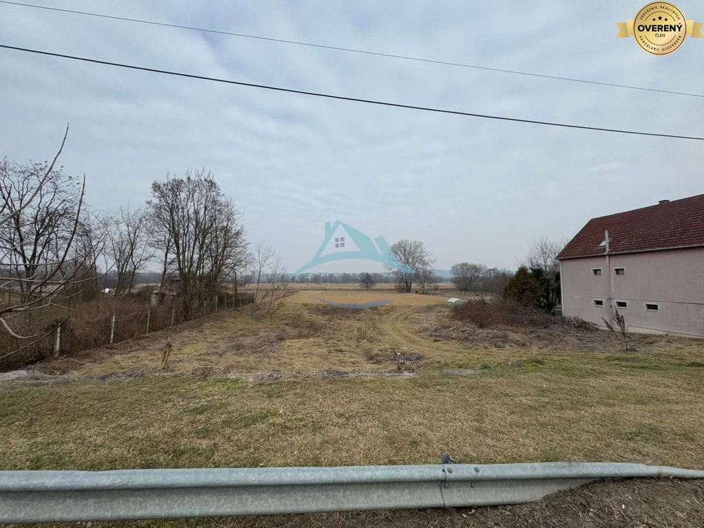 Rovinatý stavebný pozemok 850 m² v obci Hont s IS na hranici 5