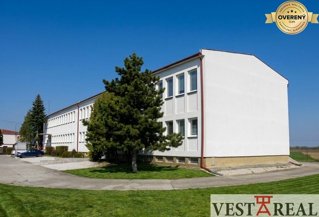 Na prenájom ubytovňa s garážami a skladovacími kobkami Šoporňa