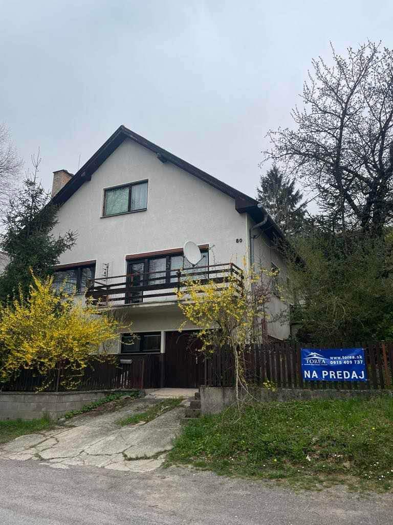 Miesto pre rodinný život – 4-izbový dom s garážou v Novej Bani. 2