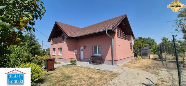 NA PREDAJ 6 izbový poschod. rodinný dom vo výbornej časti mesta Šurany