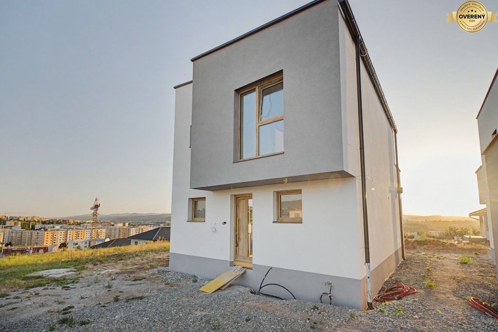 HOTOVÝ 4-IZBOVÝ DOM NAD SEKČOVOM | VÝHĽAD | POZEMOK | 299 000 € 2