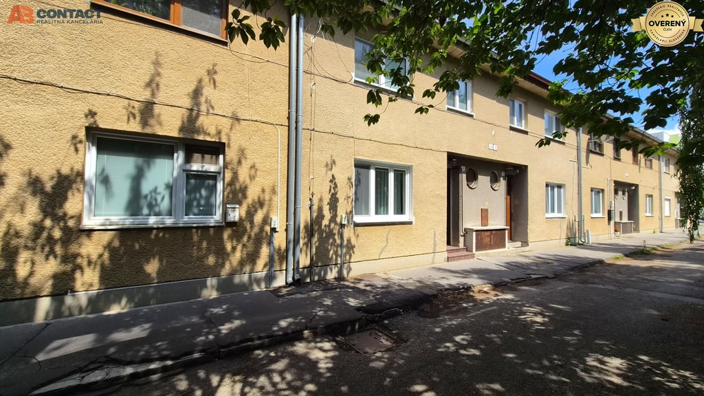 Tehlový 2-izbový byt s vlastným kúrením vo Vrbovom 2