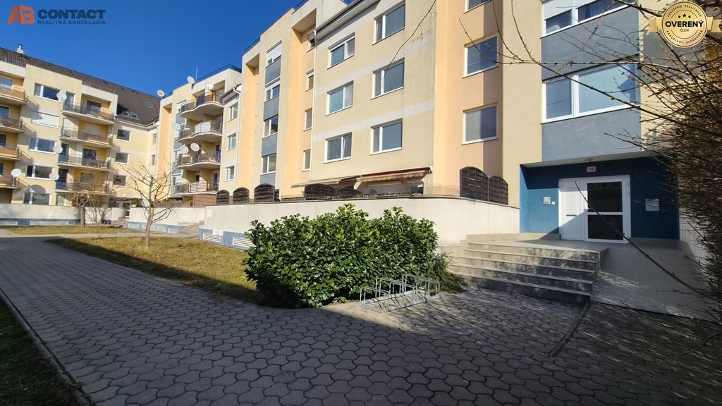 Dvojizbový byt s 35 m² terasou a garážovým státím - E. Belluša 3