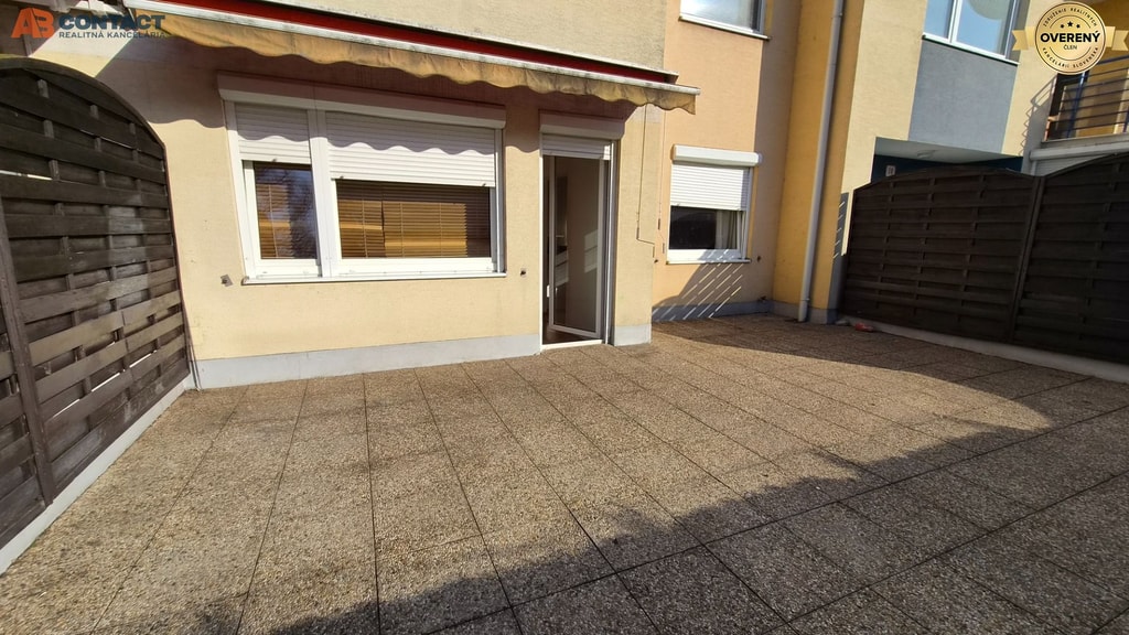Dvojizbový byt s 35 m² terasou a garážovým státím - E. Belluša 4