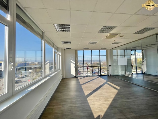 Na prenájom kancelárske priestory 1603 m2 v Living centre v Žiline