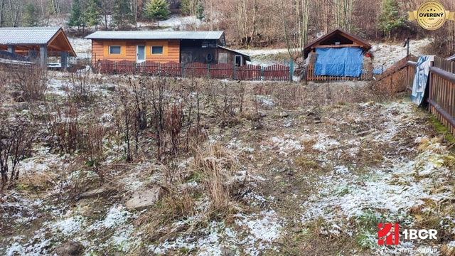 STAVEBNÝ POZEMOK NA DOM S 3 BYTOVÝMI JEDNOTKAMI, OŠČADNICA