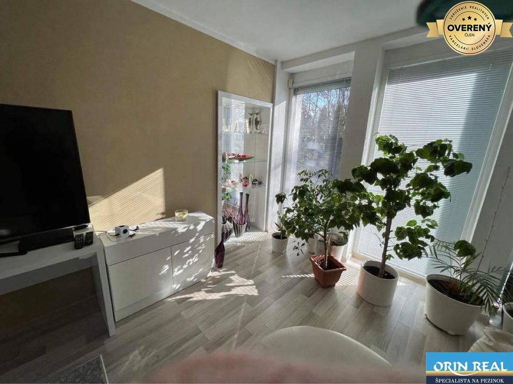ATRAKTÍVNY RD  V CENTRE PRI RIEKE-  vhodný na podnikanie i bývanie 3