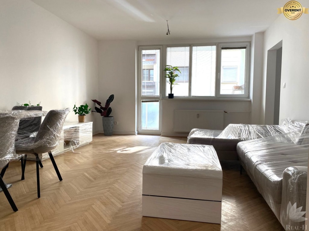 REAL-H, s.r.o. PONÚKA NA PREDAJ 3-IZBOVÝ BYT V SRDCI STARÉHO MESTA 4
