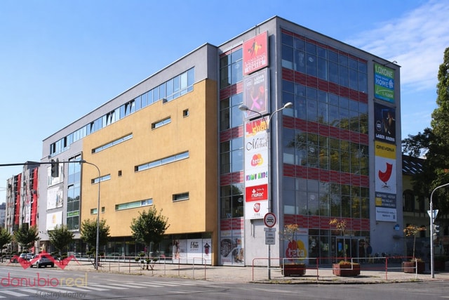 Na prenájom obchodné priestory v nákupnom stredisku Shop.Centre.