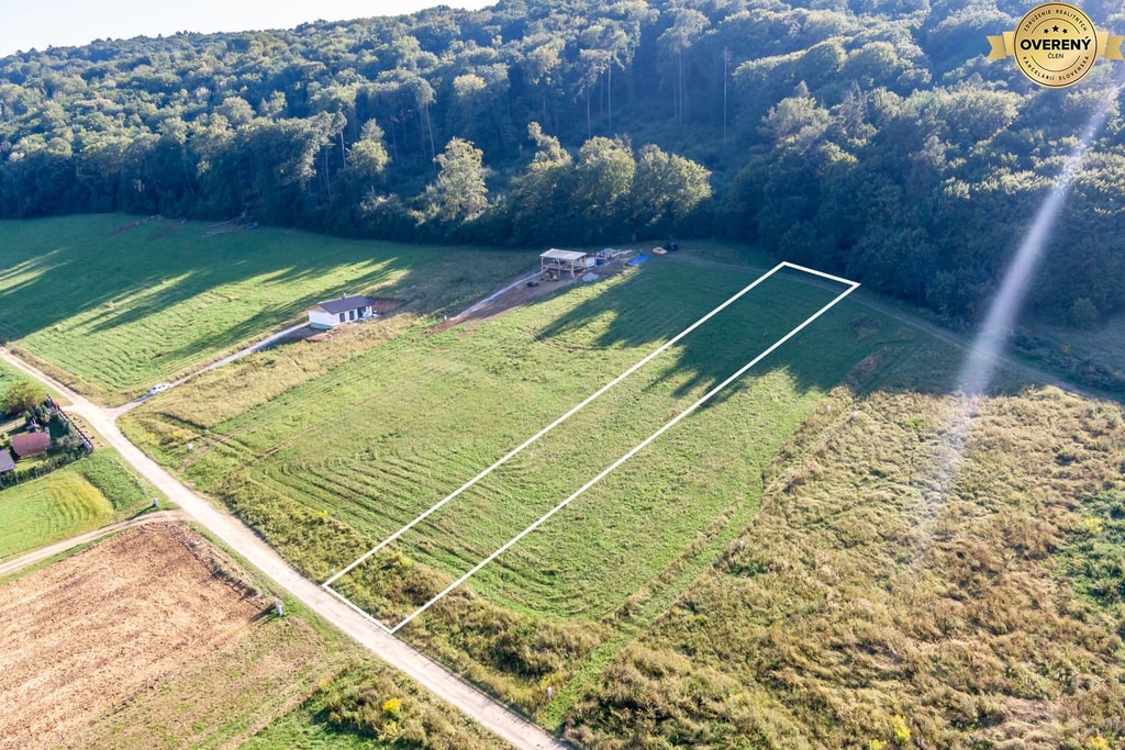 Na predaj pozemok pod lesom so stavebným povolením, Gregorovce, Prešov
