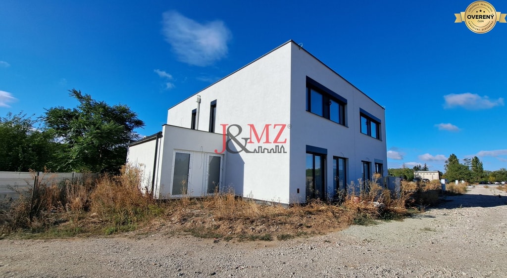 NOVOSTAVBA bytu, terasa, 2 parkovacie miesta, centrum Levice 4
