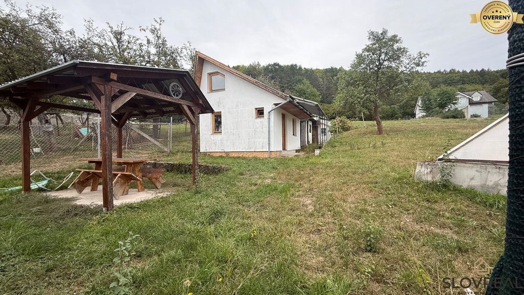INVESTIČNÝ STAVEBNÝ POZEMOK 2 287 m² S CHATKOU – LADOMERSKÁ VIESKA 2