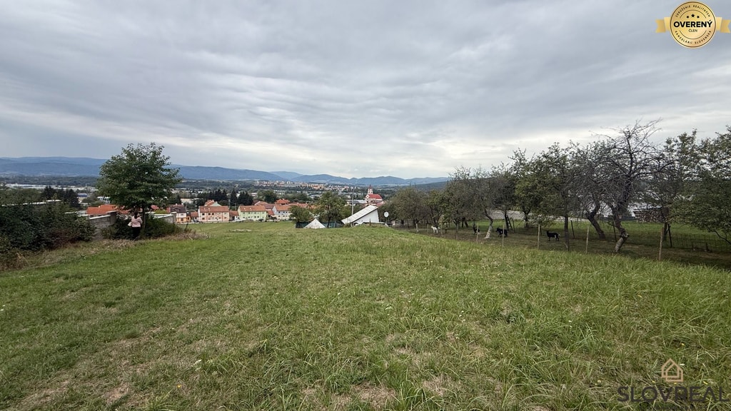 INVESTIČNÝ STAVEBNÝ POZEMOK 2 287 m² S CHATKOU – LADOMERSKÁ VIESKA 5
