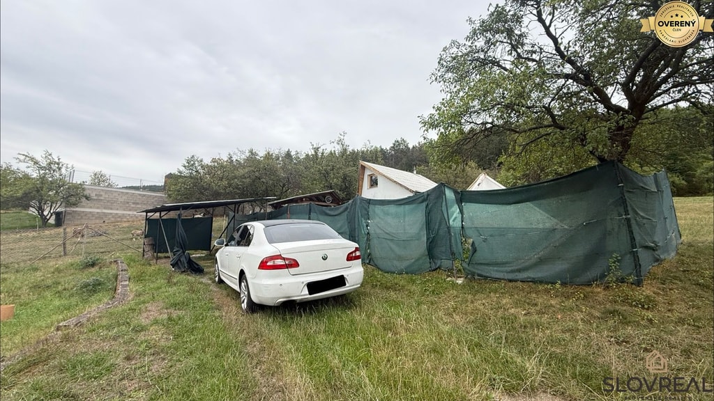 INVESTIČNÝ STAVEBNÝ POZEMOK 2 287 m² S CHATKOU – LADOMERSKÁ VIESKA 3