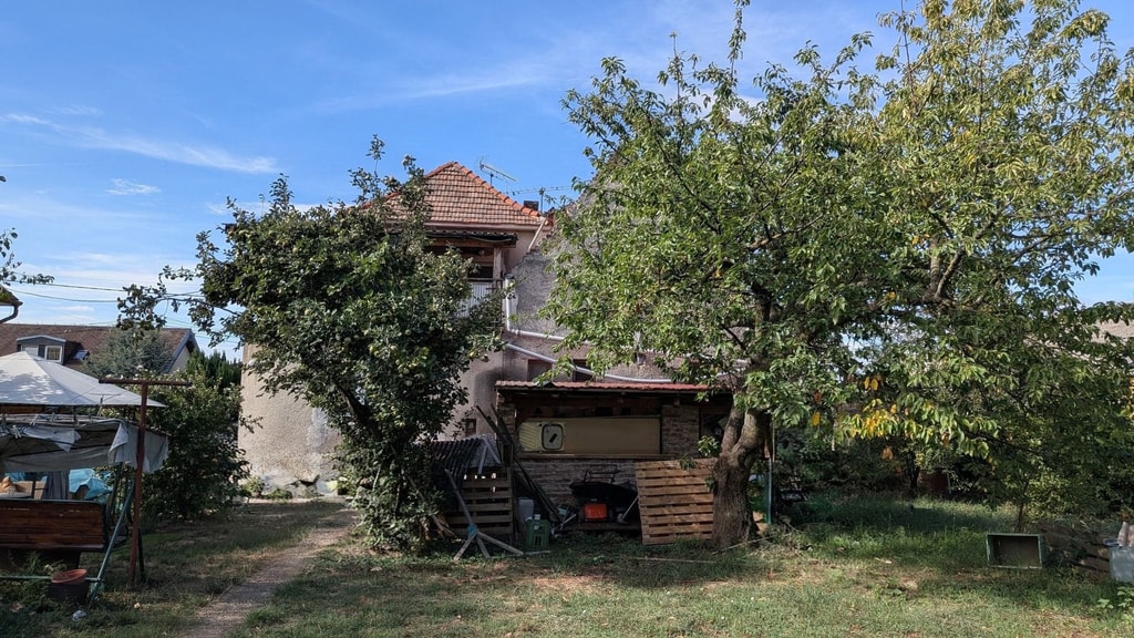 Starší dom na Chrenovej s pozemkom 1116m2, možnosť stavby druhého domu 2