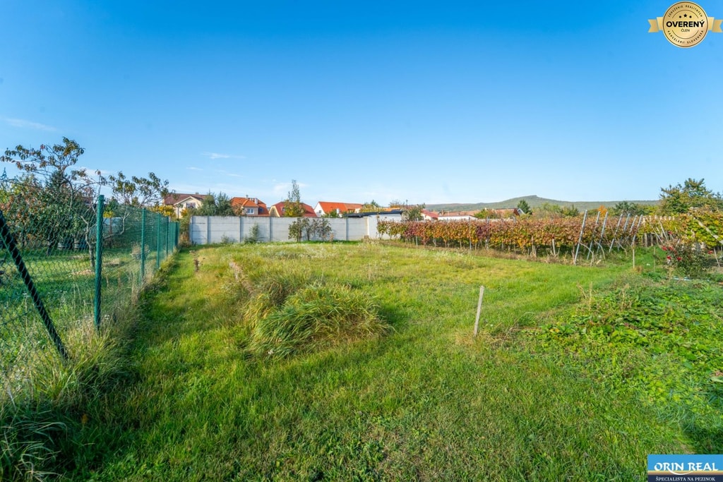 Veľký STAVEBNÝ POZEMOK v centre PEZINKA so zrekonštruovaným domom 5
