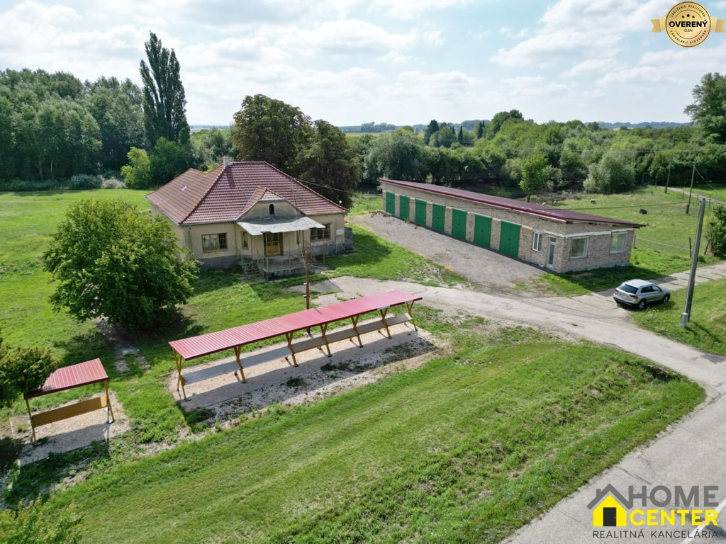 NA PREDAJ RODINNÝ DOM S VEDĽAJŠÍMI PRIESTORMI NA 2 HEKTÁROVOM POZEMKU 5