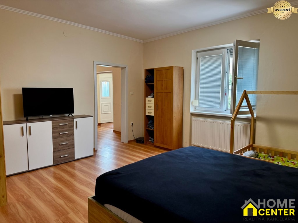 2,5-IZBOVÝ RODINNÝ DOM PRIAMO V CENTRE MESTA NESVADY 5