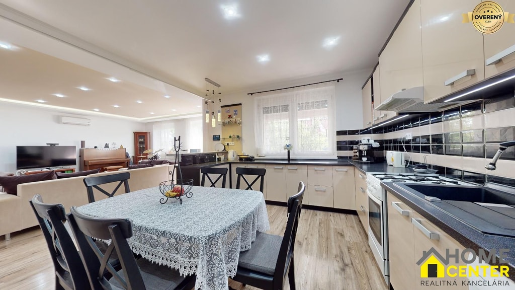 NOVÁ CENA! PREDAJ VEĽKÝ 8 IZBOVÝ RODINNÝ DOM V CENTRE MESTA, KOMÁRNO 5