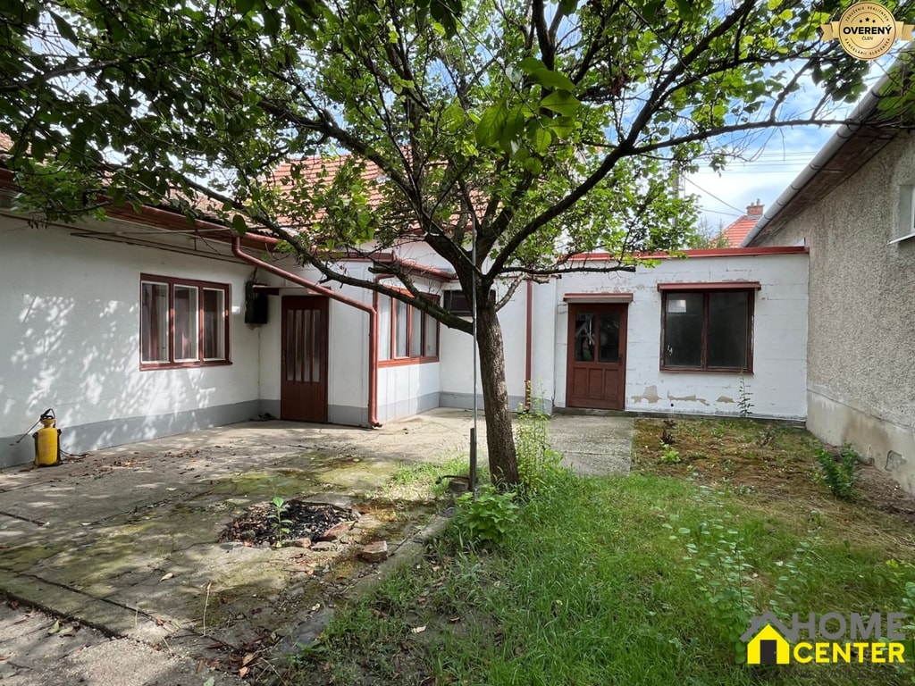 NA PREDAJ Rodinný dom na rekonštrukciu v tichej lokalite Komárna 5