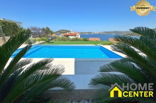 NA PREDAJ novopostavená vila s bazénom /280 m² / Dalmátsko, Rogoznica