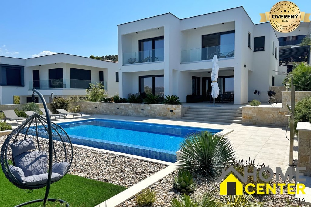 NA PREDAJ novopostavená vila s bazénom /280 m² / Dalmátsko, Rogoznica 2