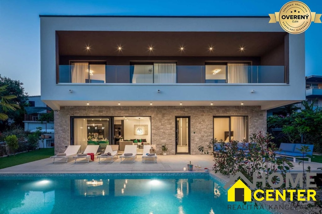 NA PREDAJ novo postavená VILA  /200 m2/ pri mori, Rogoznica 3