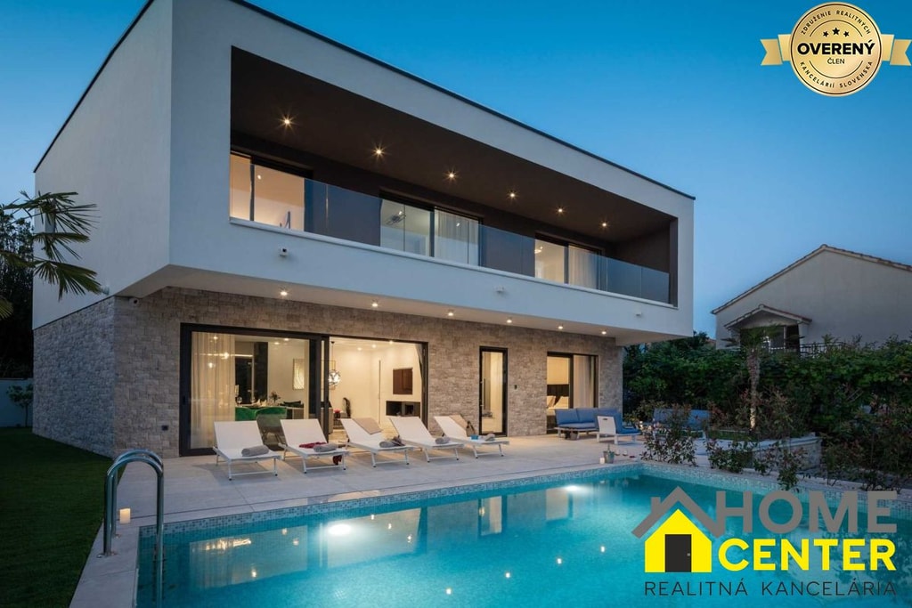 NA PREDAJ novo postavená VILA  /200 m2/ pri mori, Rogoznica 2
