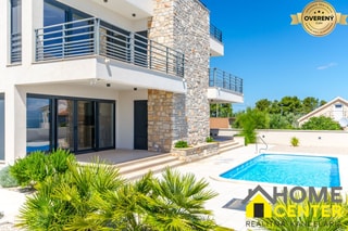 NA PREDAJ kamenná vila /400 m² / s výhľadom na more, ostrov  ŠOLTA