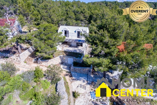 NA PREDAJ šarmantný dom / 72 m² /s výhľadom na more na ostrove BRAČ