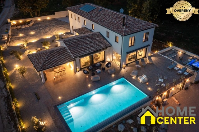 NA PREDAJ luxusná vila /435 m2/s infinity bazénom vo vnútrozemí, PAZIN