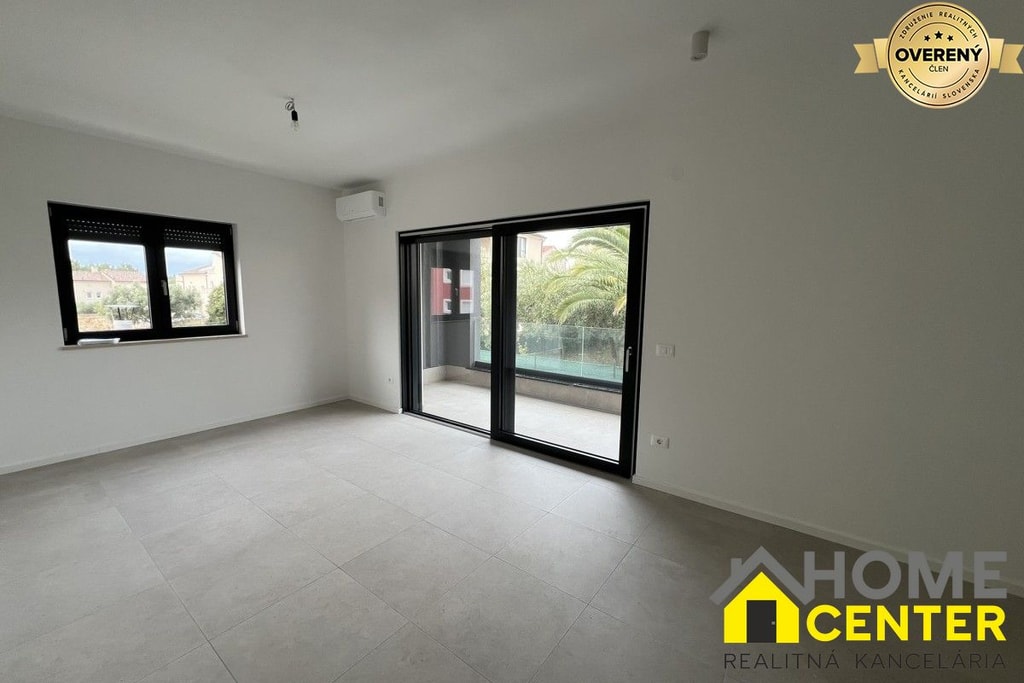 NA PREDAJ Moderný apartmán  / 55 m² / s terasou, Kamenjak 3