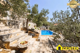 NA PREDAJ Vila /170 m²/ s bazénom a olivovým hájom, Rogoznica