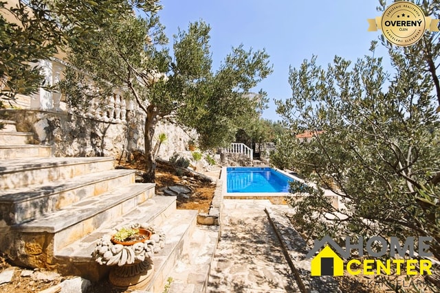 NA PREDAJ Vila /170 m²/ s bazénom a olivovým hájom, Rogoznica