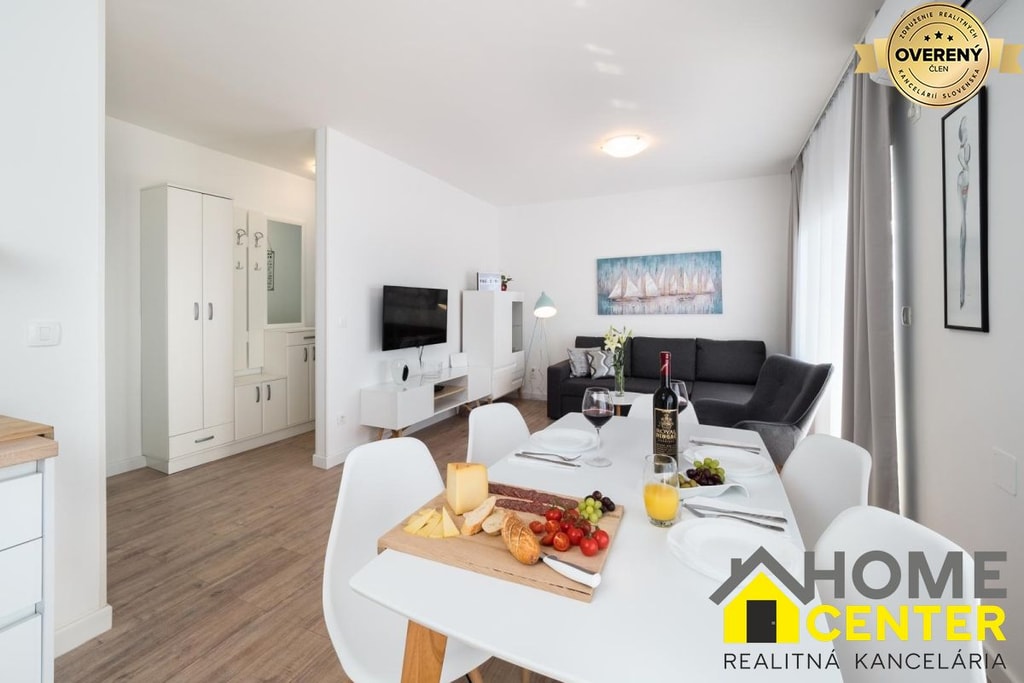 NA PREDAJ krásny luxusný apartmán /63 m2/ pri mori, Dalmátsko, Trogir 5