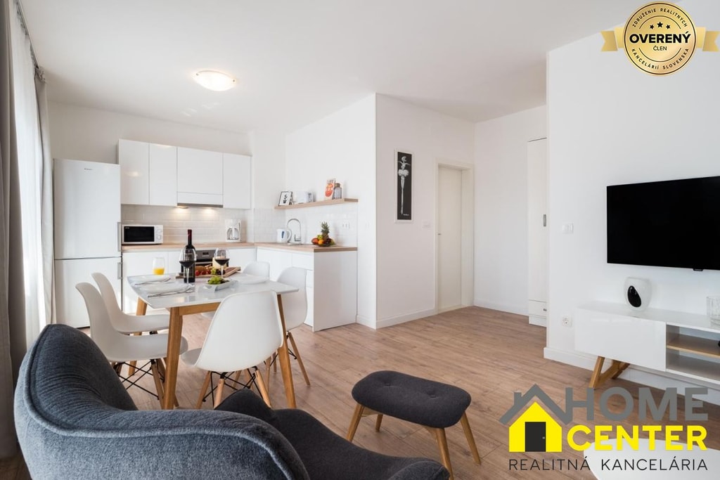 NA PREDAJ krásny luxusný apartmán /63 m2/ pri mori, Dalmátsko, Trogir 3