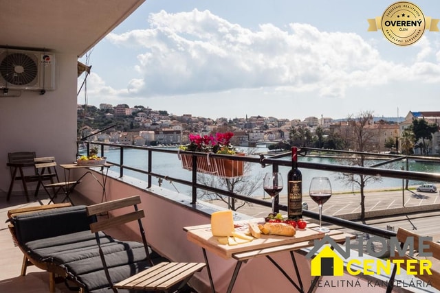 NA PREDAJ krásny luxusný apartmán /63 m2/ pri mori, Dalmátsko, Trogir