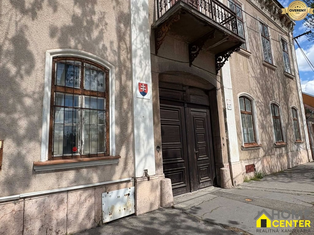 NA PREDAJ: HISTORICKÁ BUDOVA S POZEMKOM v srdci Komárna 2