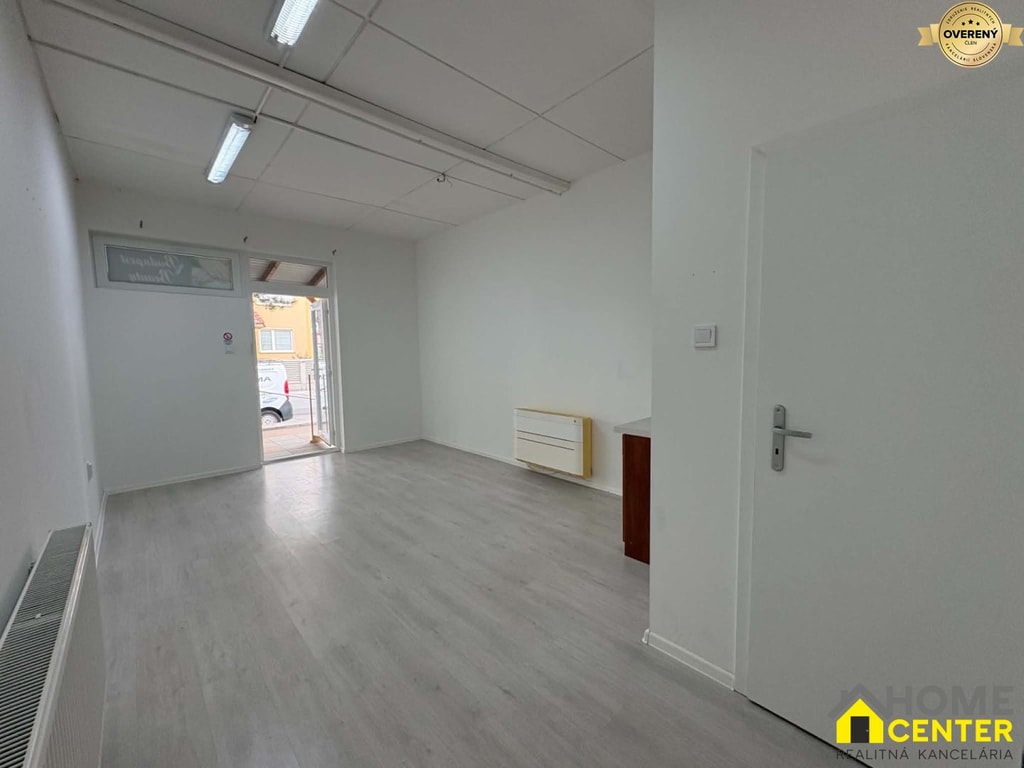 NA PRENÁJOM menší podnikateľský priestor /20 m2/ Komárno 4