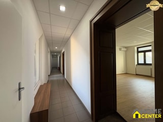 NA PRENÁJOM kancelársky priestor / 30 m²/  v centre mesta s parkovaním