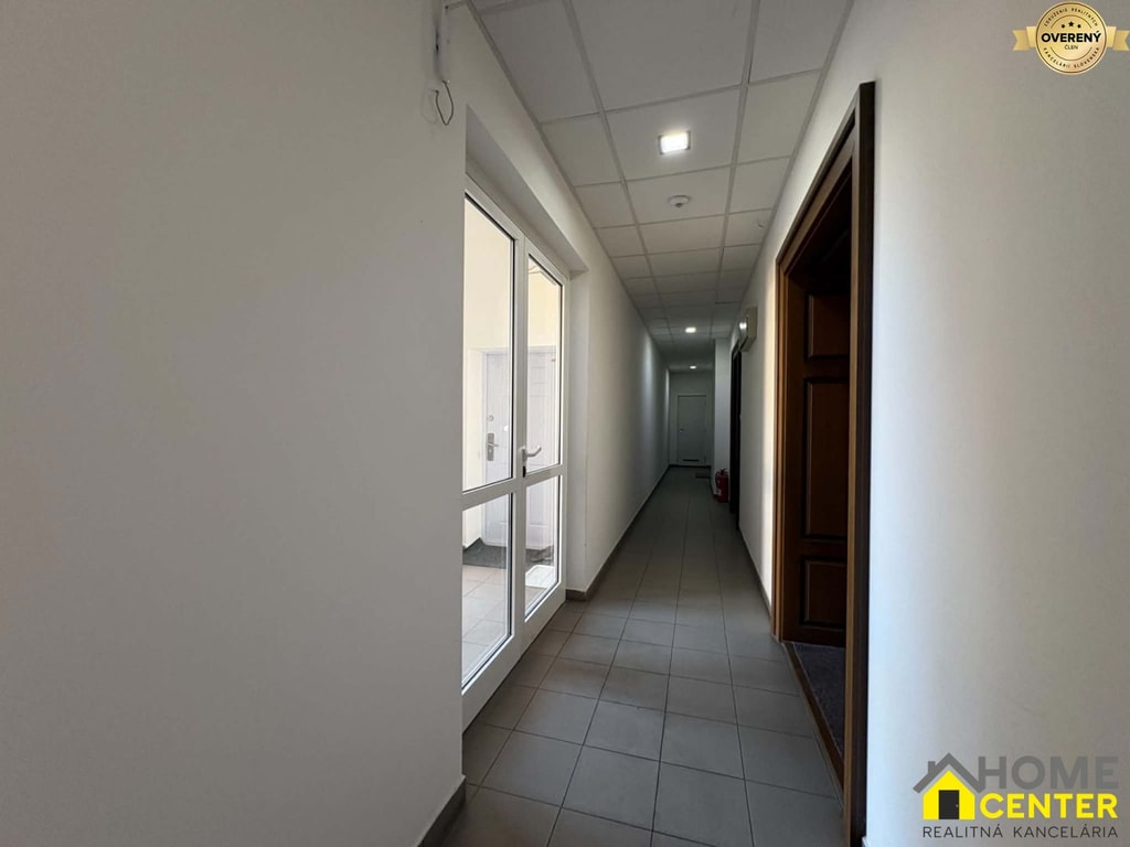 NA PRENÁJOM kancelársky priestor / 30 m²/  v centre mesta s parkovaním 5