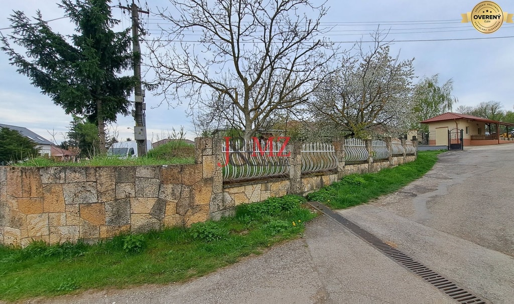 Stavebný pozemok 815 m2, budova - garáž 92 m2, Levice, Kalinčiakovo 2
