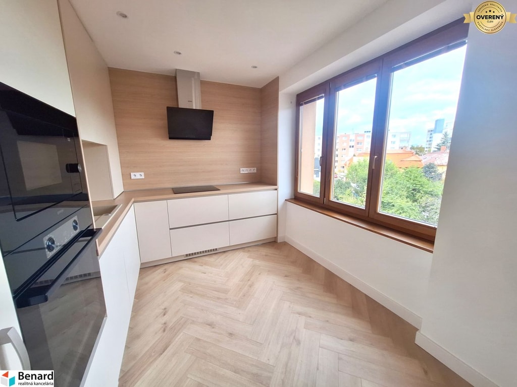 PRENÁJOM NOVOREKONŠTRUOVANÝ 2 IZBOVÝ BYT, BALKÓN, PREŠOV, UL. PAVL.NÁM 4