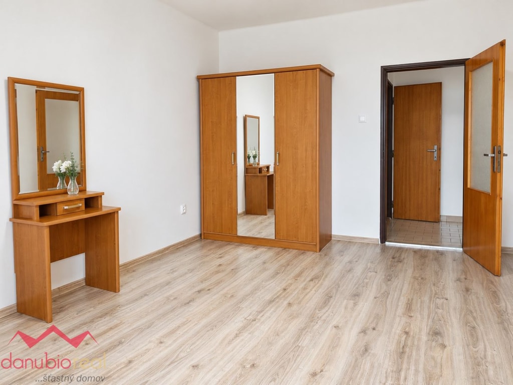 Na prenájom 2.poschodie rodinného domu v Komárne (cca100 m2) 4